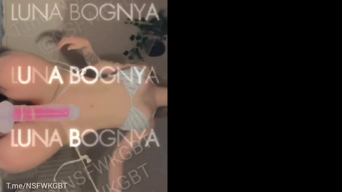 Luna Bognya Pembe Dildo ile Amını Dolduruyor Yalıyor