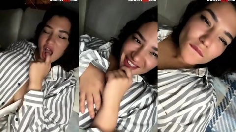 Burcu Yıldız yatakta gömleğini açıp göğüsleriyle oynuyor