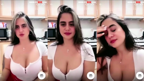 ayşe elbi canlıda memelerini açıp saçını düzeltiyor